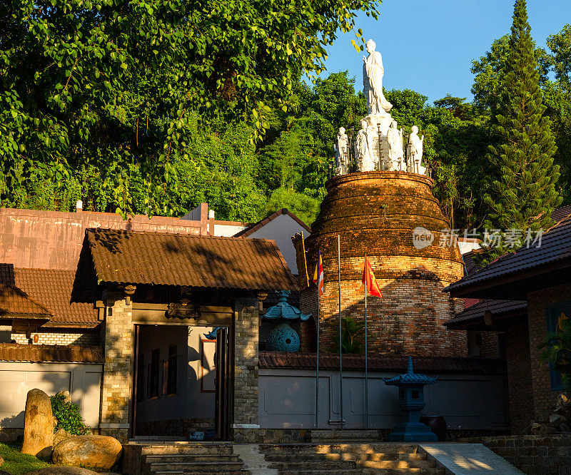 河田省的佛塔(Lo Gach Pagoda)